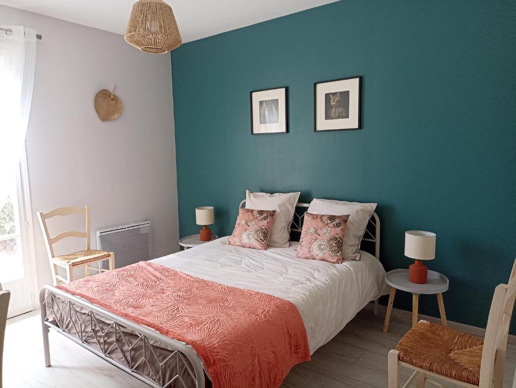 1 dormitorio con 1 cama con pared azul en Entre 2 Châteaux, en Onzain