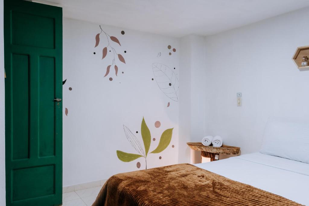 Postel nebo postele na pokoji v ubytování Origen Hostel Jardín