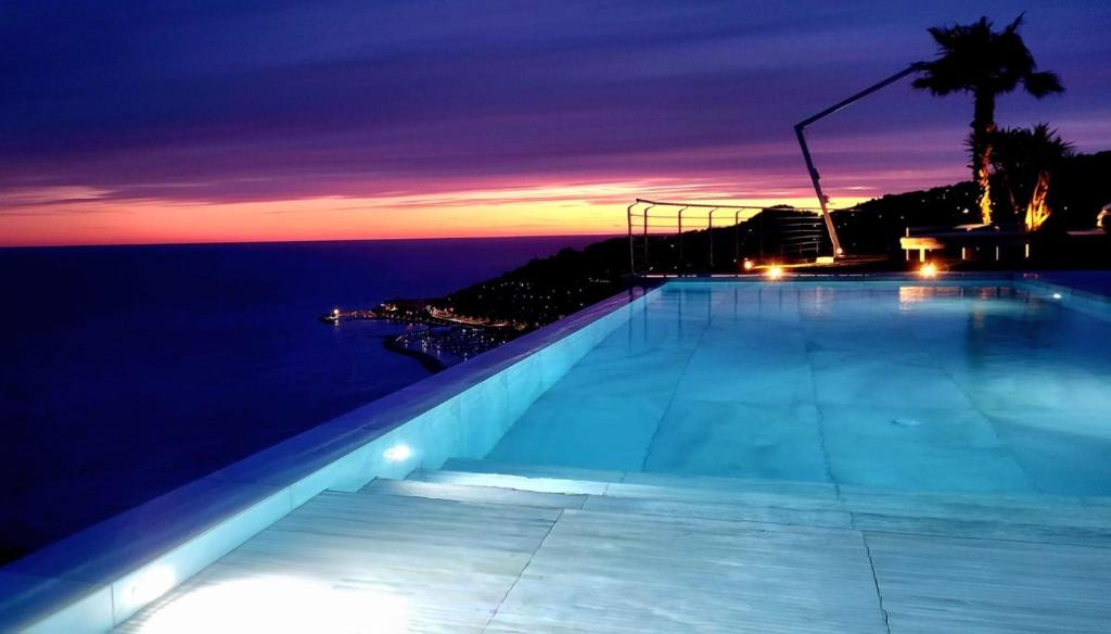 Bazén v ubytovaní Villa Sabrina Riviera dei Fiori a Picco sul Mare con Piscina Privata ,WELLNESS & SPA alebo v jeho blízkosti
