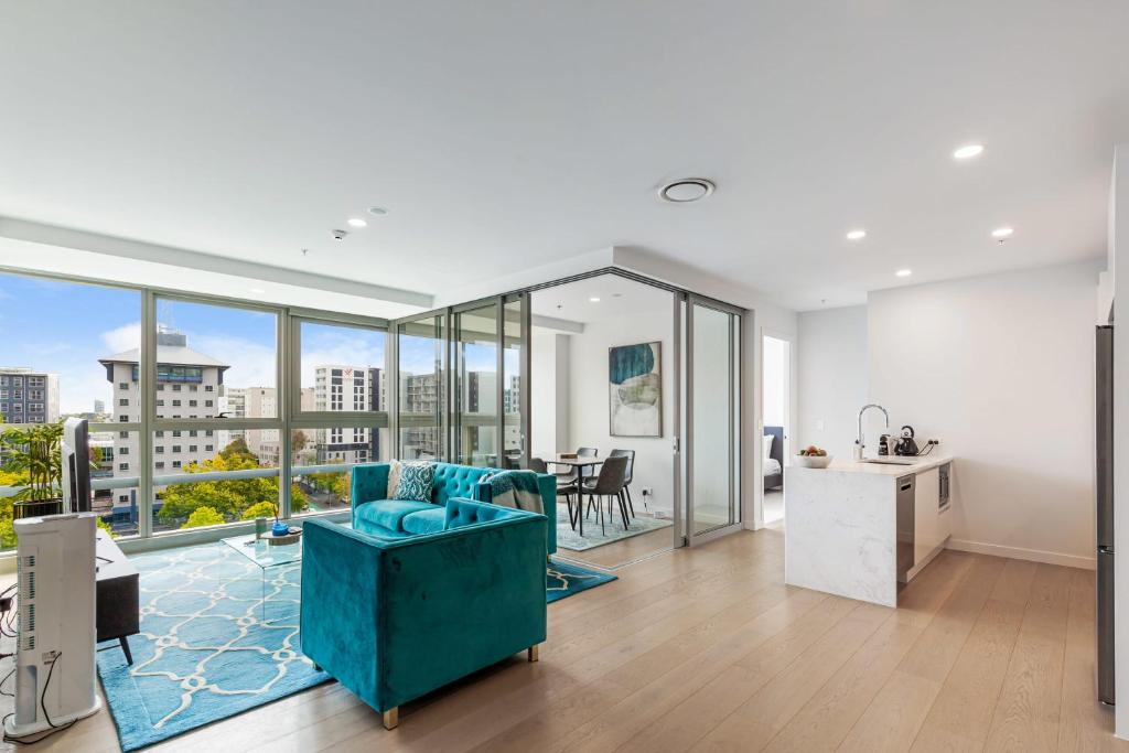 un soggiorno a pianta aperta con vista sulla città di Brand New Luxe 3-Bed Apartment In Aotea Square ad Auckland