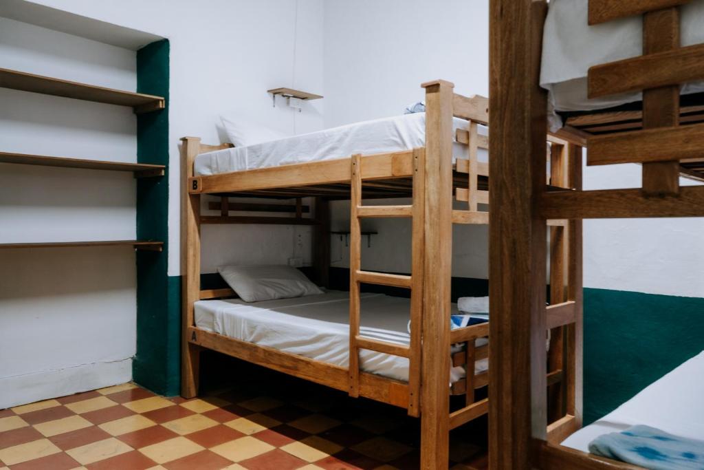 Palanda nebo palandy na pokoji v ubytování Origen Hostel Jardín