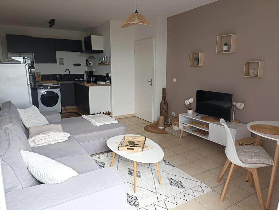 un salon avec un canapé et une table dans l'établissement COSY EVASION, à Blaye