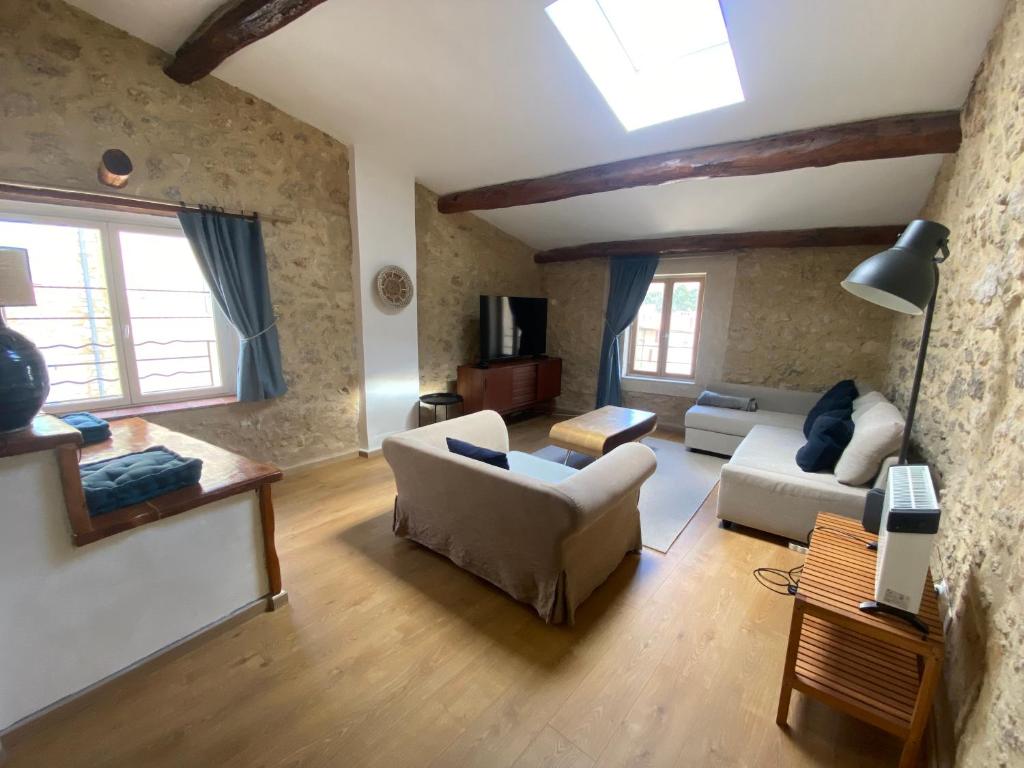 uma sala de estar com dois sofás e uma mesa em Charming house village for 6 people em Baudinard