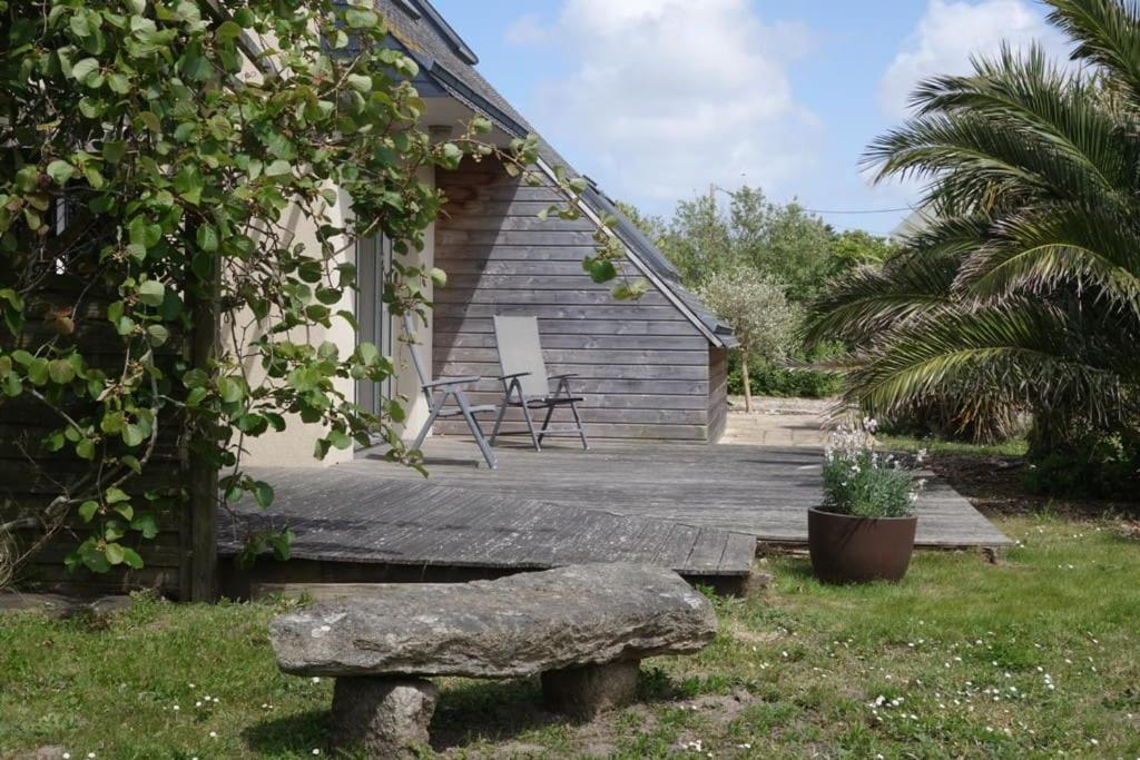 un banc en pierre assis devant une maison dans l'établissement Gîte Océanite - Kerlouan, à Kerlouan