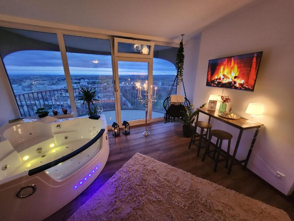 ein großes Bad mit einer Badewanne und einem Tisch mit einem Tisch. in der Unterkunft M&S Boarding Apartment in Augsburg