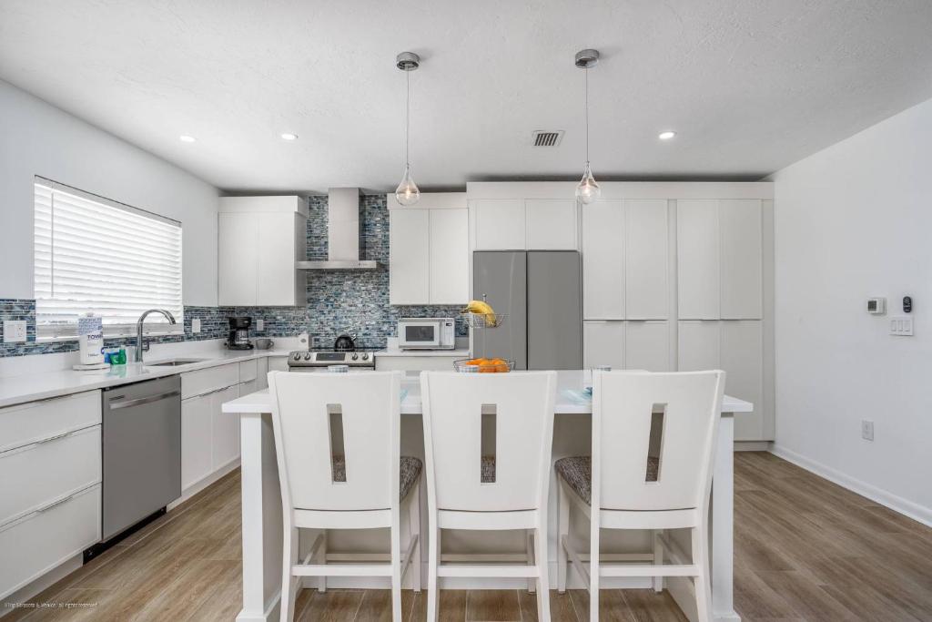 Grove Contemporary Home, Sarasota (updated prices 2024)