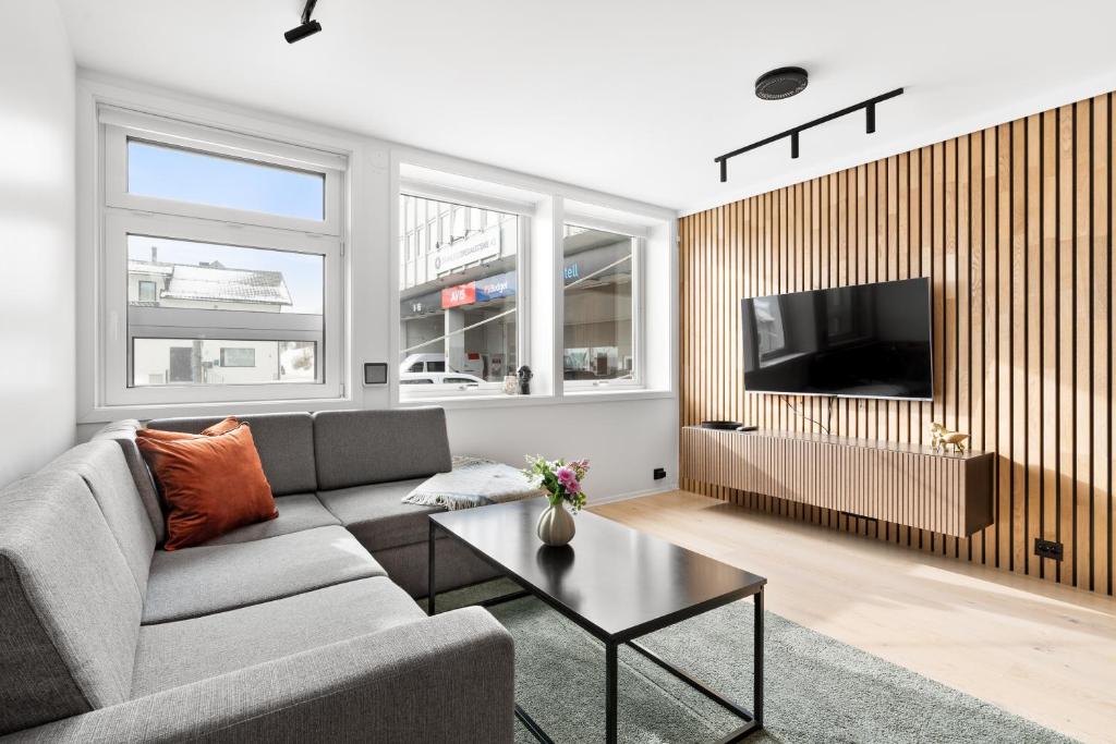 a living room with a couch and a tv at Premium City Lounge in Tromsø