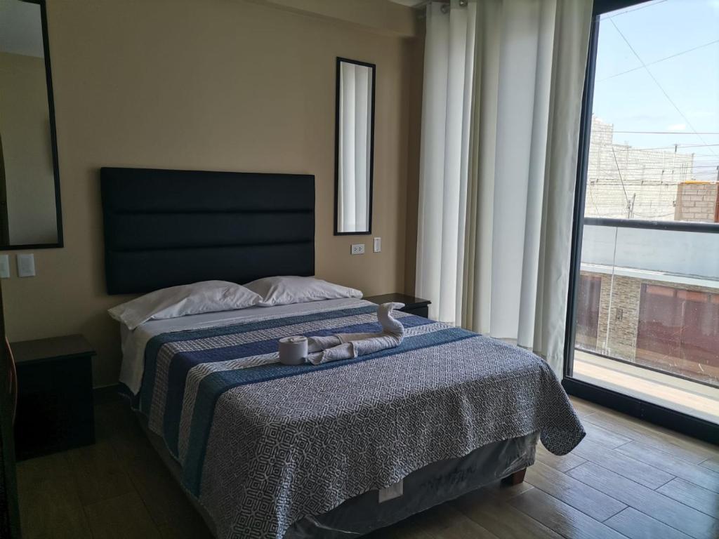 サン・ファンにあるHotel Sol de Marconaのベッドルーム1室(ベッド1台、動物2匹の詰め物付)