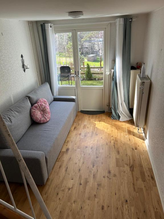 - un salon avec un canapé et une fenêtre dans l'établissement Uteplats, à Göteborg