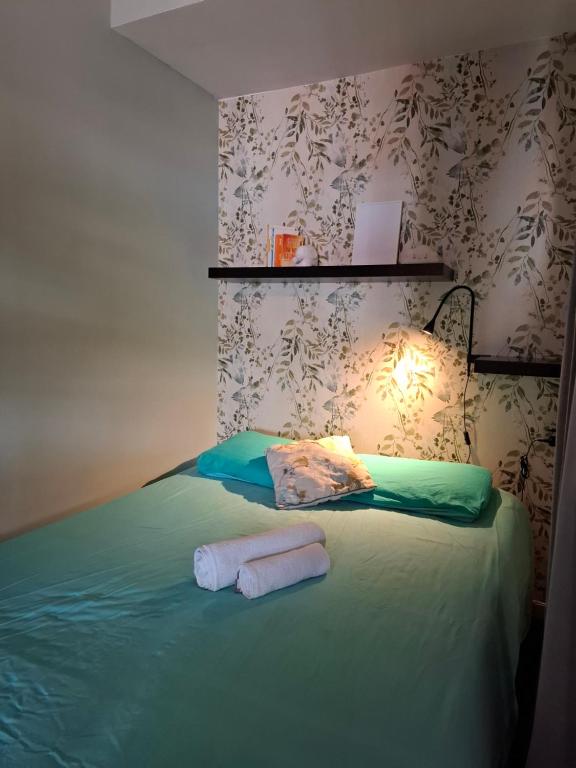 Una cama con dos almohadas y una lámpara. en Lisbon Hideaway Haven, en Lisboa