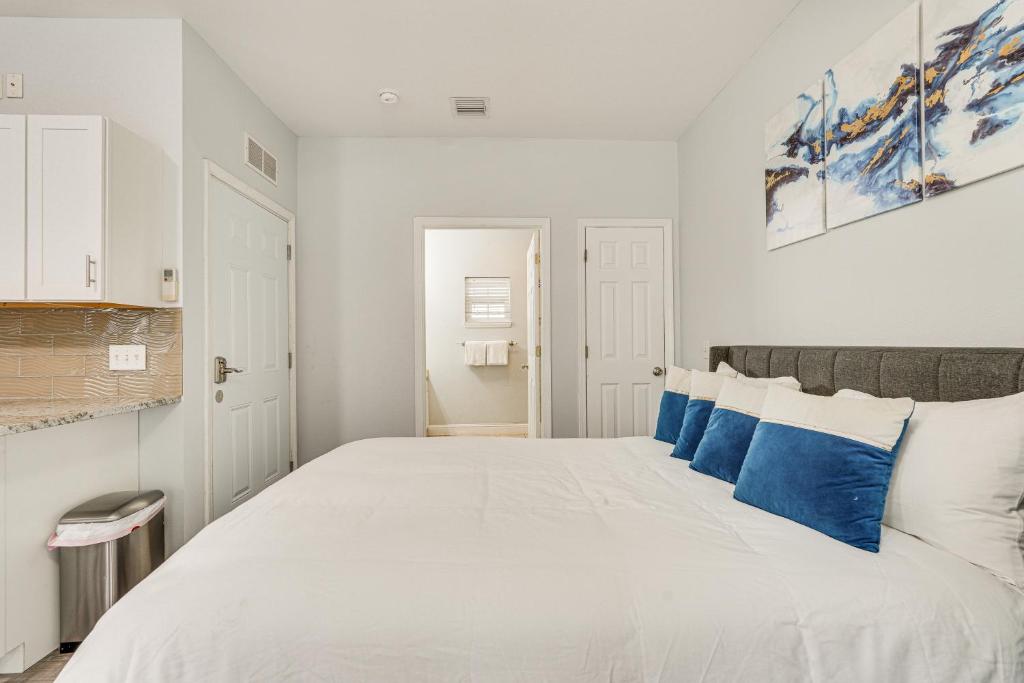 Sunny PCB Studio, 2 Min Walk To Laguna Beach!客房内的一张或多张床位