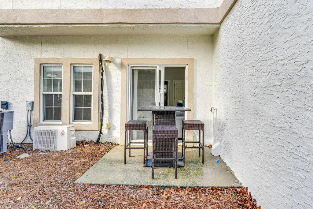 Sunny PCB Studio, 2 Min Walk To Laguna Beach!的庭院或其他户外区域