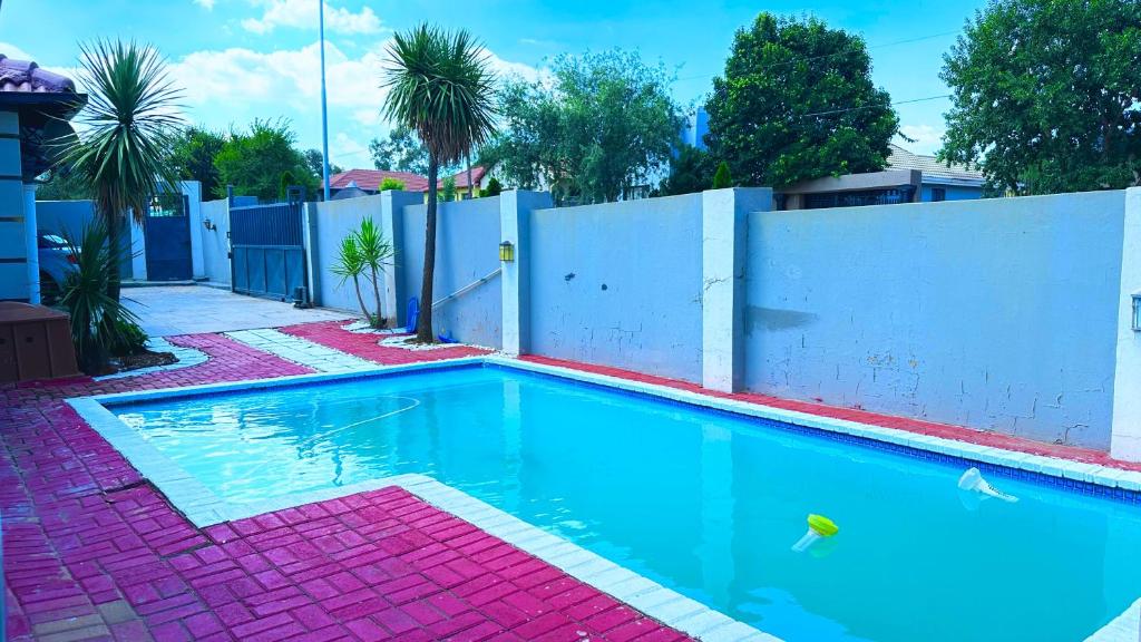 Majoituspaikassa Nyasa Guest Home in Johannesburg tai sen lähellä sijaitseva uima-allas