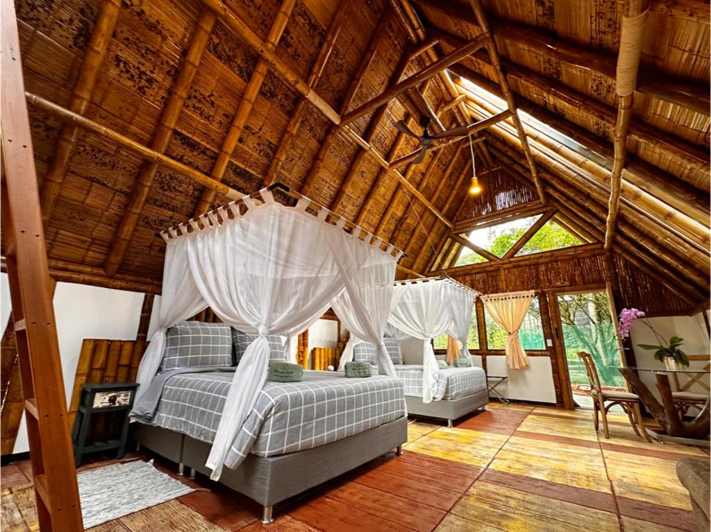 1 dormitorio con 1 cama en una habitación con techos de madera en Boscaje Solarpunk Habitat, en La Gran Via