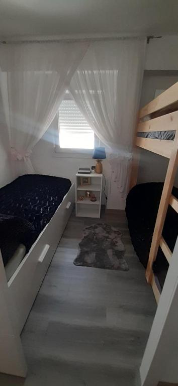 Łóżko lub łóżka w pokoju w obiekcie Inlesa 5A Holiday apt with pool