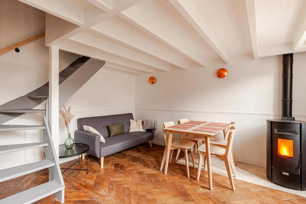 ein Wohnzimmer mit einem Tisch und einem Sofa in der Unterkunft L'Ermitage in Rambouillet
