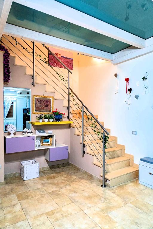 salon ze schodami i kuchnią w obiekcie Luxury CASELLO 28 Affitti Brevi w mieście Marconia