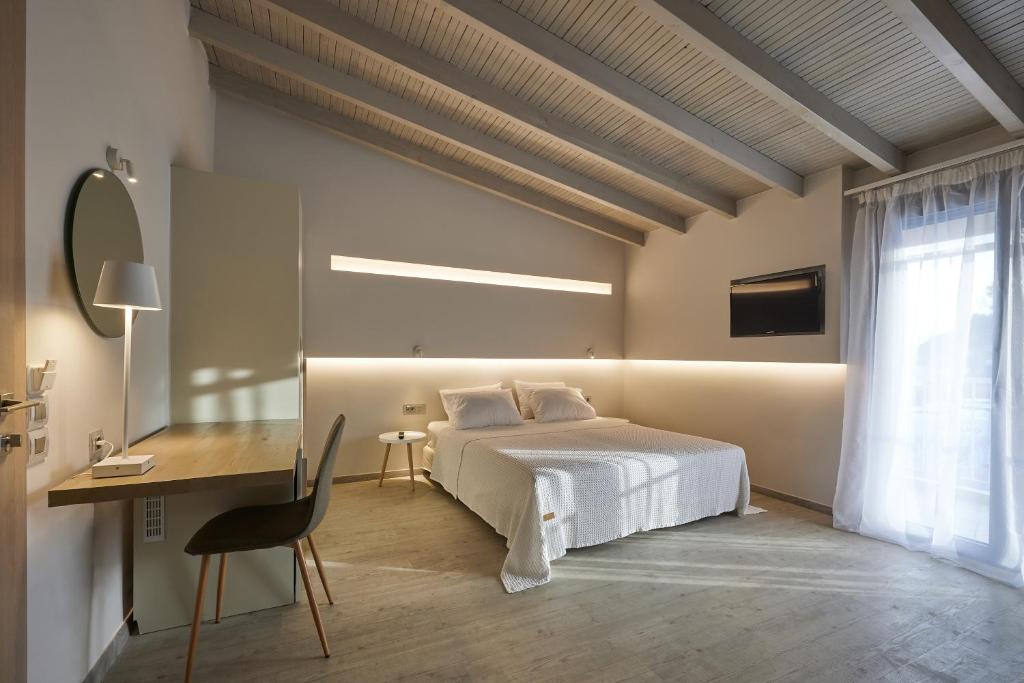 Кровать или кровати в номере CICADA HOTEL