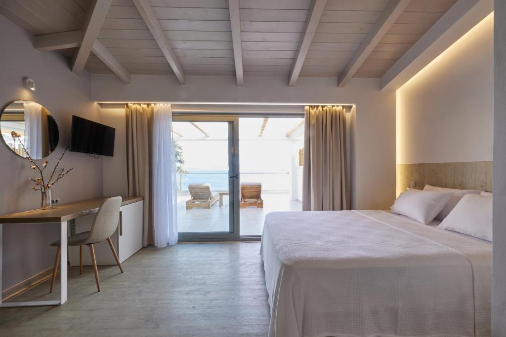 Кровать или кровати в номере CICADA HOTEL