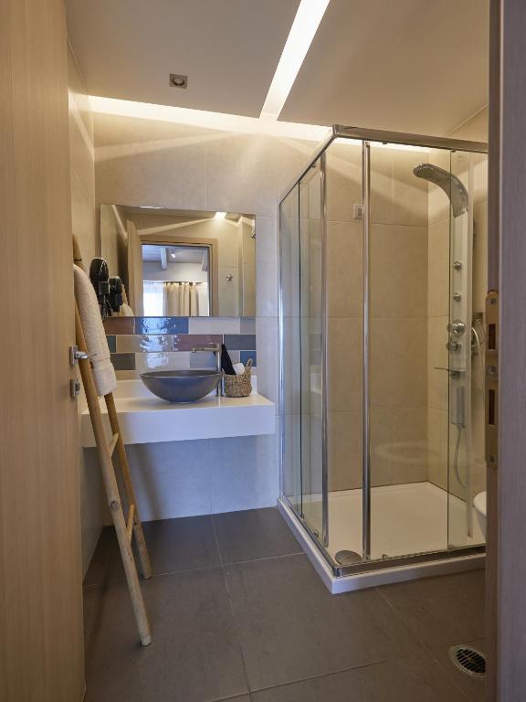 Ванная комната в CICADA HOTEL