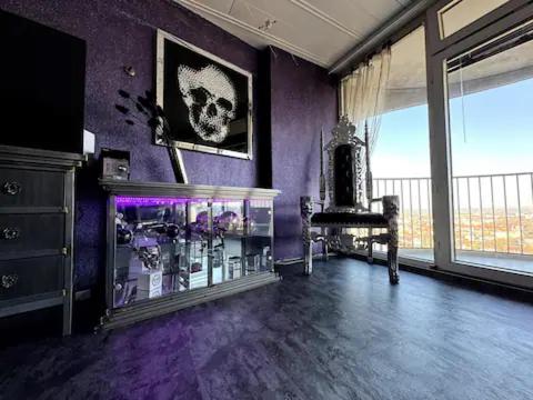 アウクスブルクにあるRoyal - Sky - Suiteの紫の壁と水槽が特徴の窓が備わる客室です。