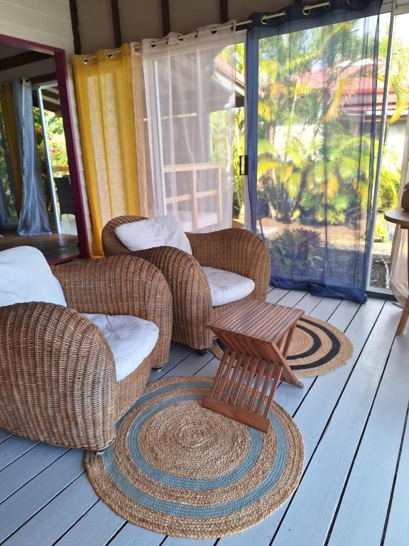 Predel za sedenje v nastanitvi SofPat Plage Raiatea