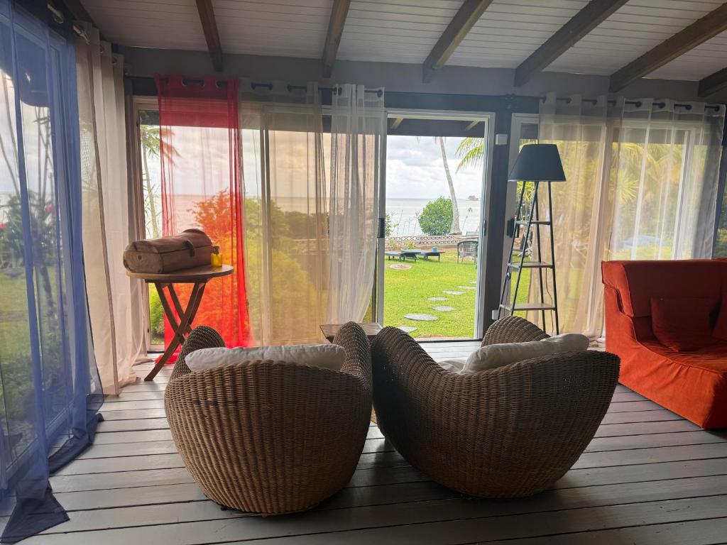 Predel za sedenje v nastanitvi SofPat Plage Raiatea