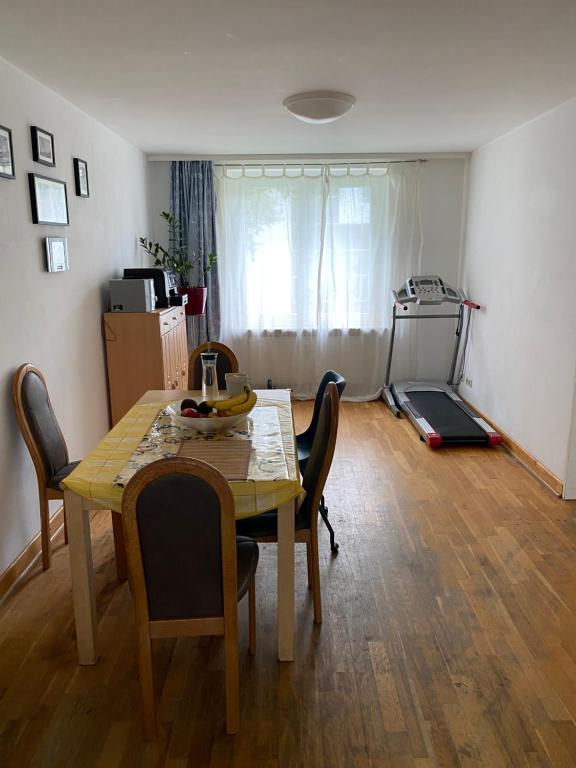 a dining room with a table and chairs in a room at Wohnung in Gießen in Gießen