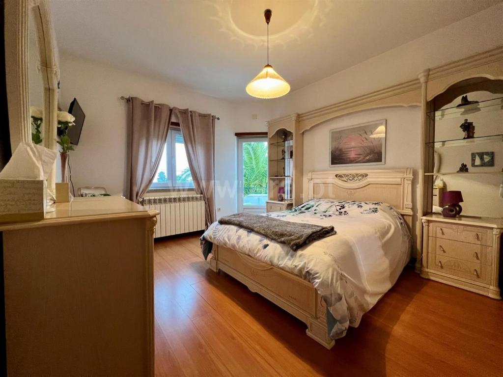 戈維亞的住宿－特拉米斯塔家庭式酒店，一间卧室配有一张床、一张书桌和一个窗户。