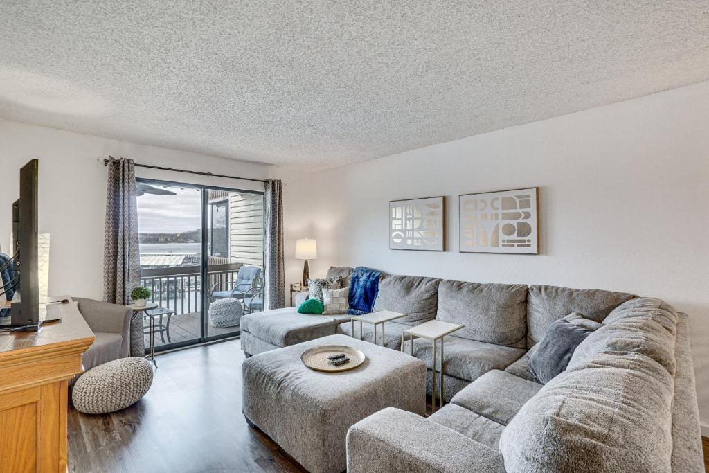un soggiorno con un divano e un tavolo di Waterfront Lake Ozark Condo with Access To 2 Pools a Lake Ozark