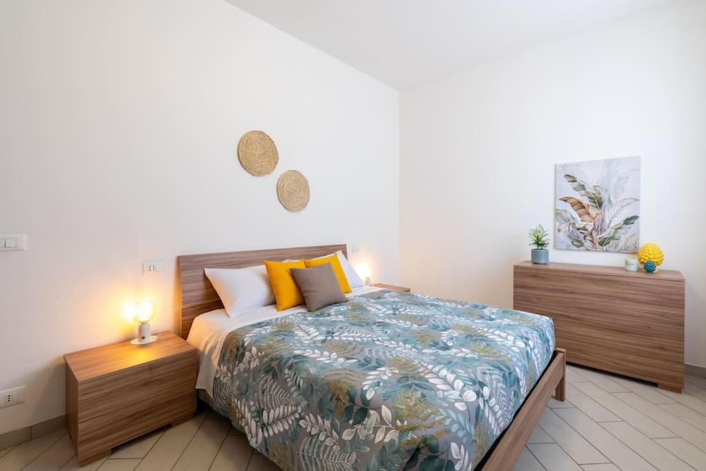 een slaapkamer met een bed en twee nachtkastjes bij La Casa di Zoe in Tivoli Terme