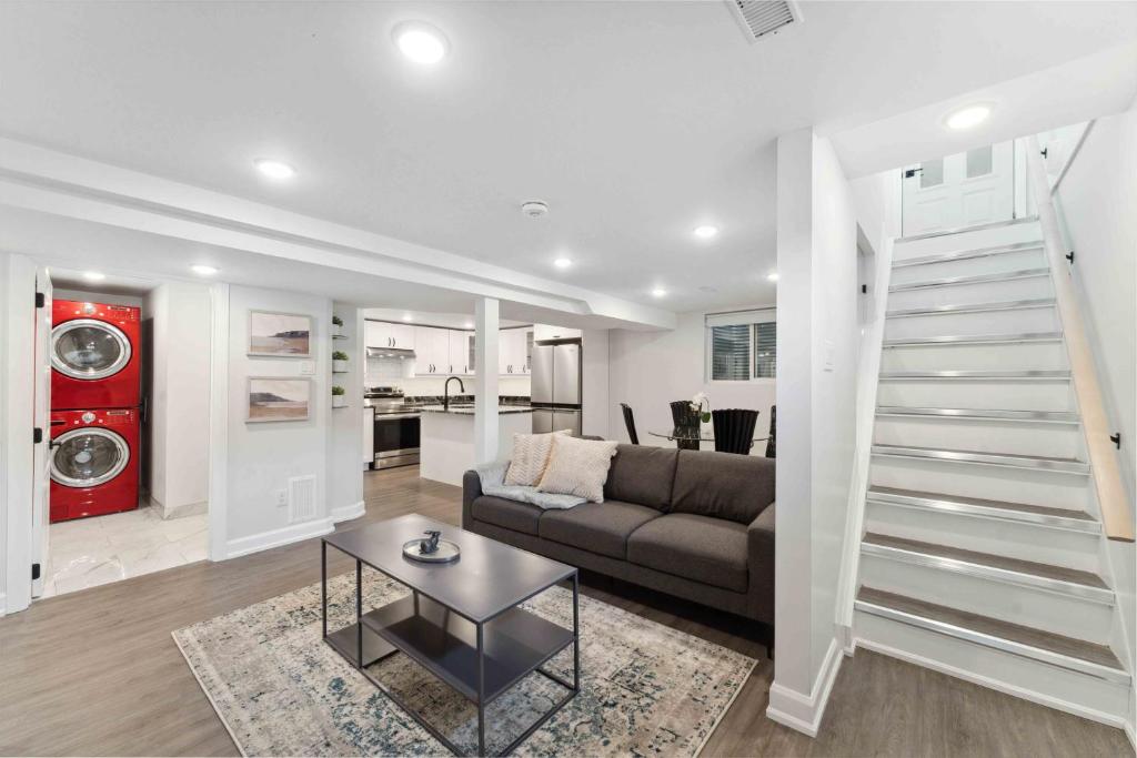 uma sala de estar com um sofá e uma escada em Modern 3BR Suites em Ottawa