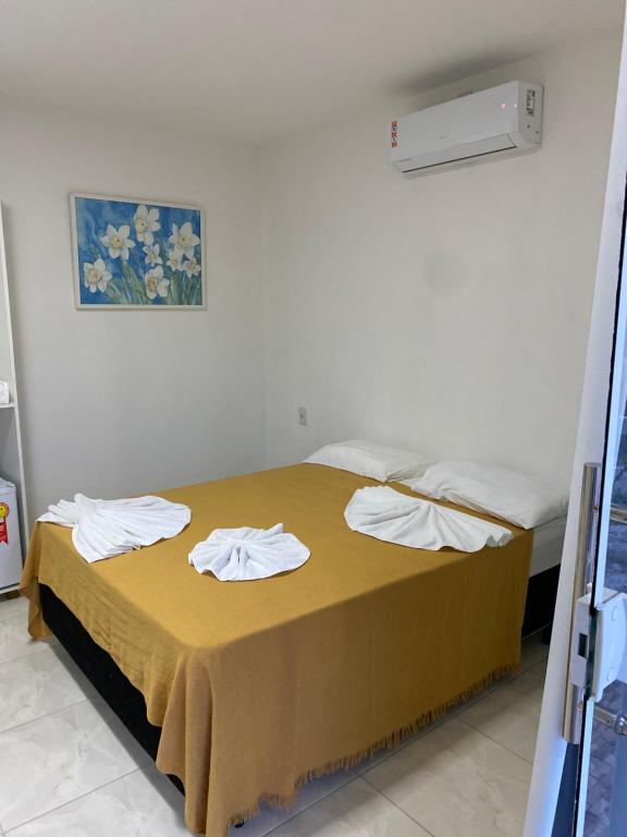 een kamer met een bed met handdoeken erop bij Quatro Estações in Mata de Sao Joao