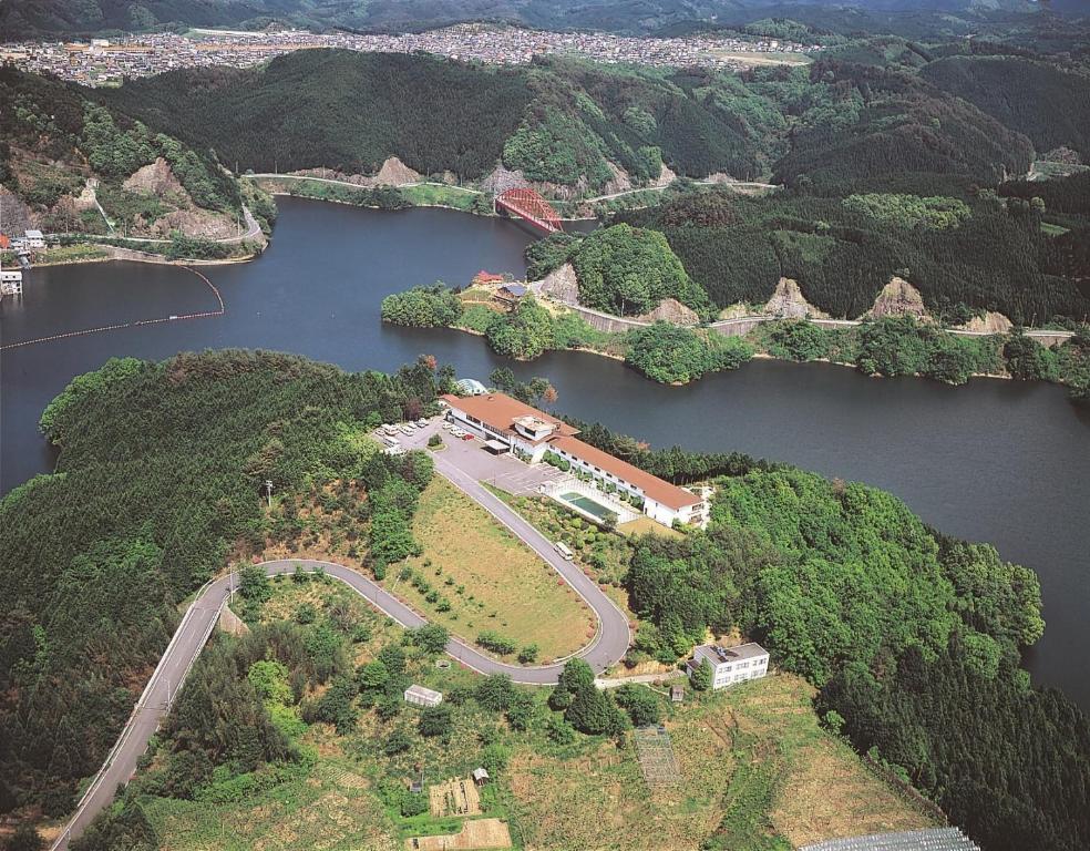 una vista aérea de una casa en una colina junto a un lago en Shorenji Lake Hotel, en Nabari