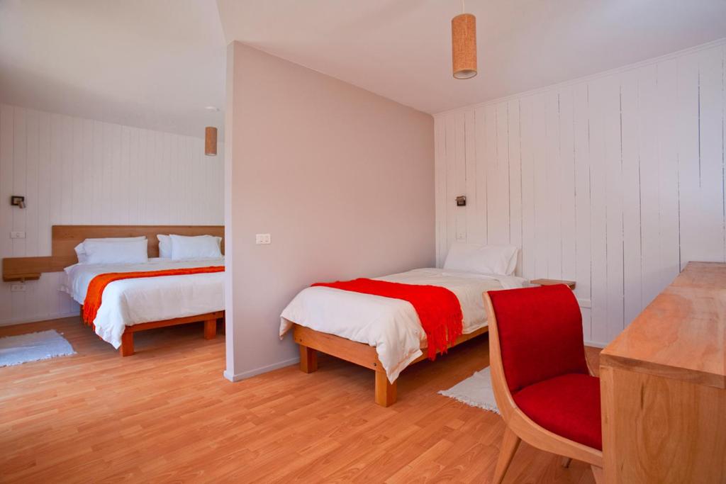 Un pat sau paturi într-o cameră la Habitaciones estándar con baño privado