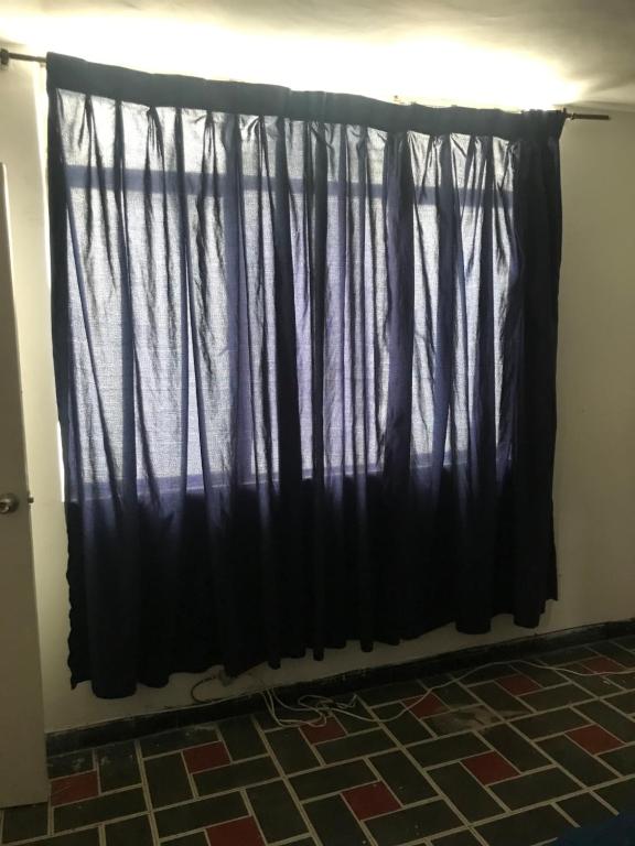 uma cortina preta numa parede num quarto em QUÉDATE CON NOSOTROS EN EL QUINDÍO em Armênia