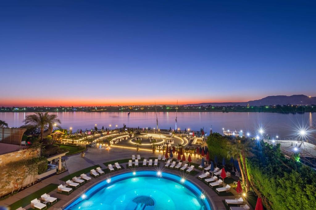 vista sulla piscina di notte di Sonesta St. George Hotel - Convention Center a Luxor