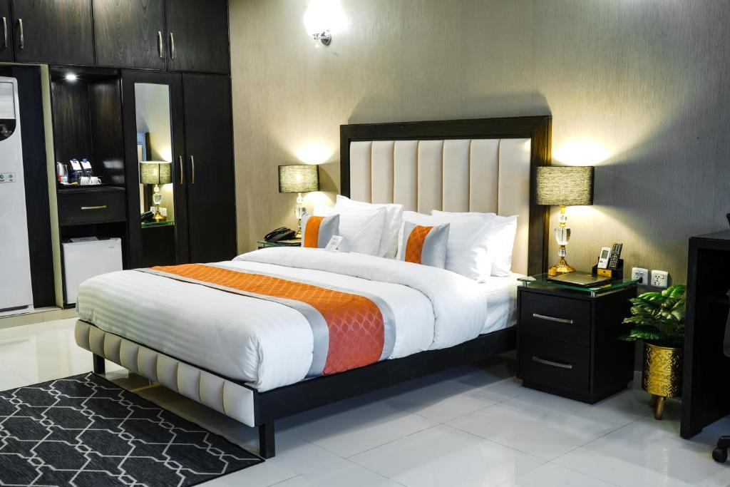 una camera con un grande letto di Oxygym Hotel Faisalabad a Faisalabad