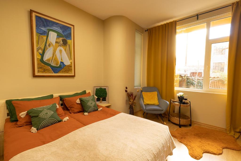 una camera con un grande letto e una finestra di ArtE Vitosha Blvd a Sofia