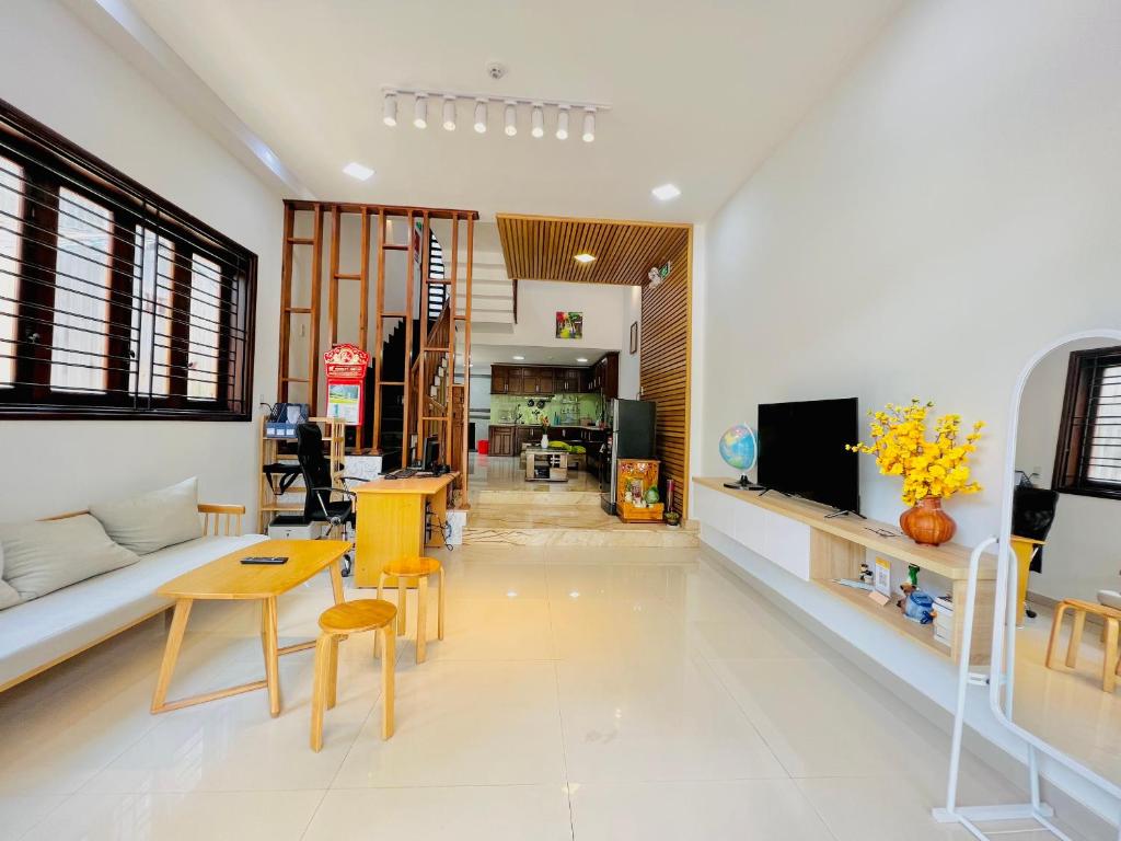 a living room with a couch and a table at KenPiB Homestay - NGUYÊN CĂN, đậu nhiều ô tô in Hue