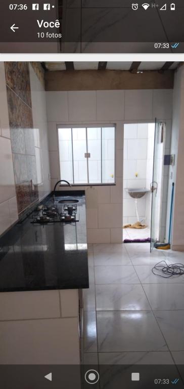 uma vista para uma cozinha com um fogão e um lavatório em DC residencial em Tibau