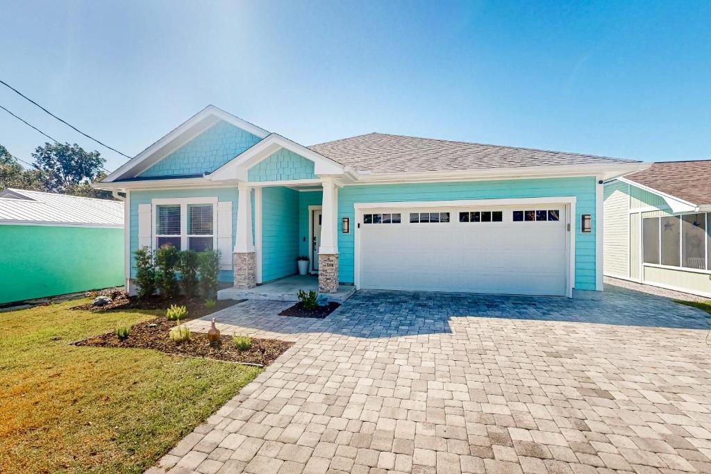 ein Haus mit einer weißen und blauen Garage in der Unterkunft Turtle Beach Retreat in Panama City Beach