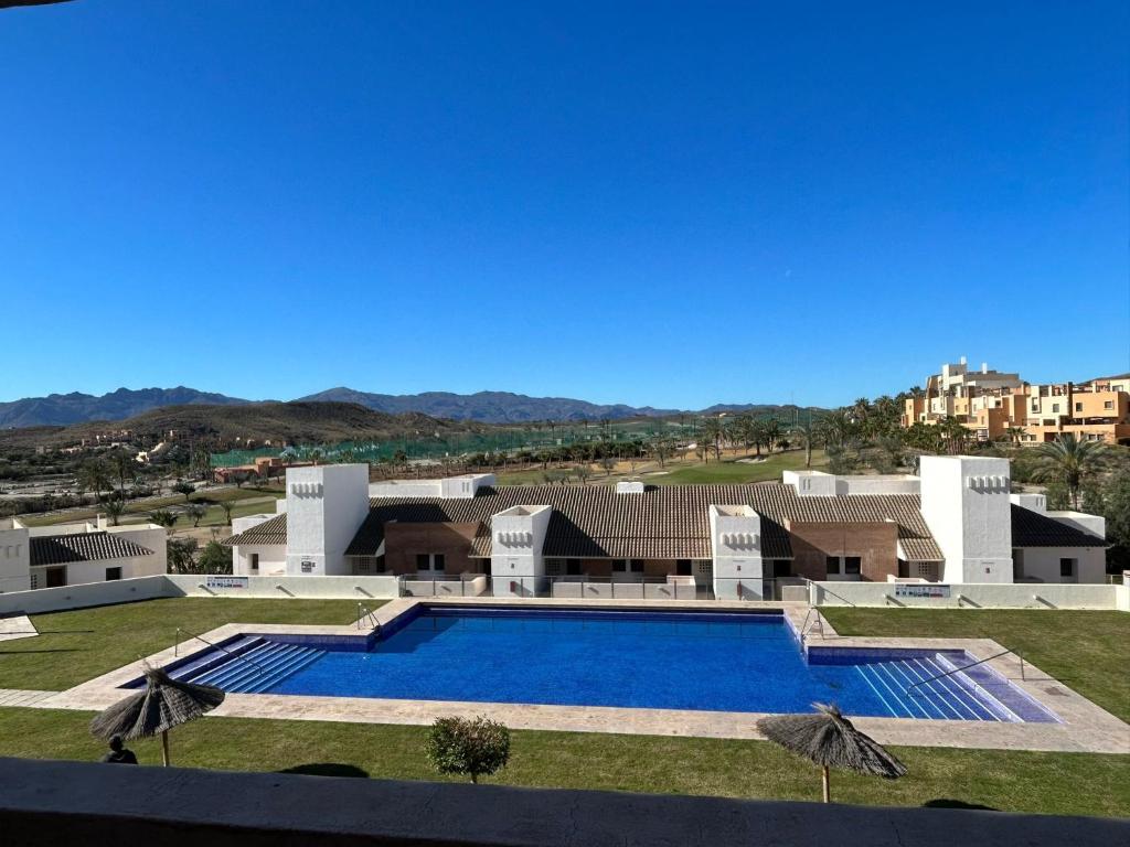 une grande piscine en face d'une maison dans l'établissement luxury homes apt valle del este resort, vera, garrucha,mojacar, à Vera