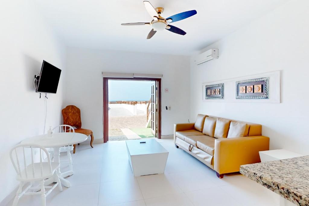 een woonkamer met een bank en een tafel bij Jr Suite 5 - Playa Arcangel in Rosarito