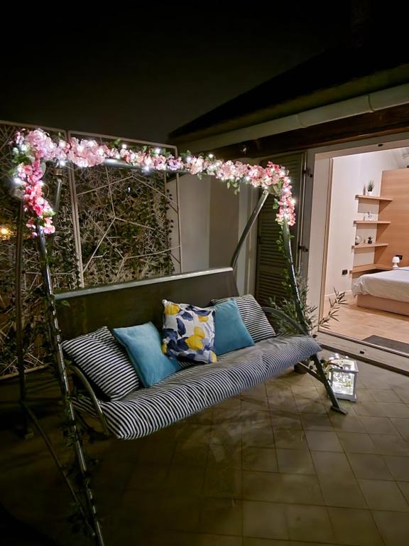 Eine Bank mit Blumen und Kissen auf einem Balkon in der Unterkunft Central, big terrace, near river in Timişoara