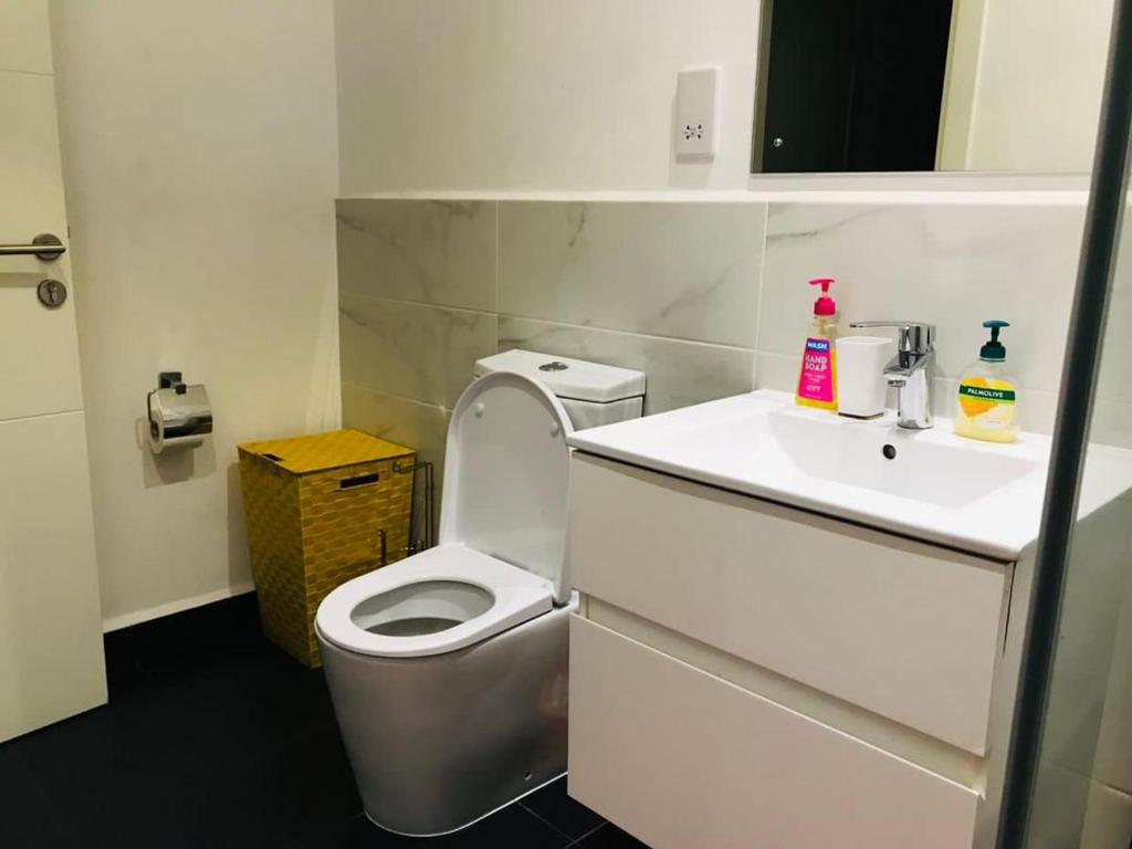 uma pequena casa de banho com WC e lavatório em White legend studio room and two bedroom em Acra