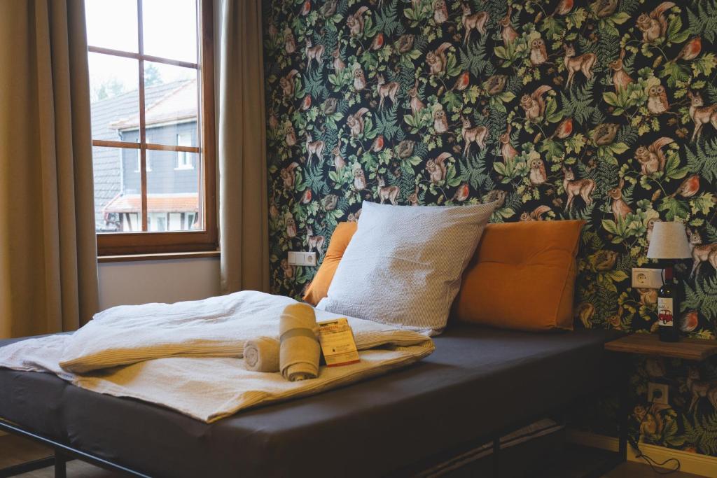 a bed in a bedroom with a floral wall at Altstadt Quartier in Schotten