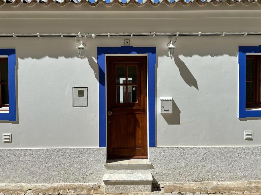 聖盧西亞的住宿－A Casinha，建筑一侧的蓝色门