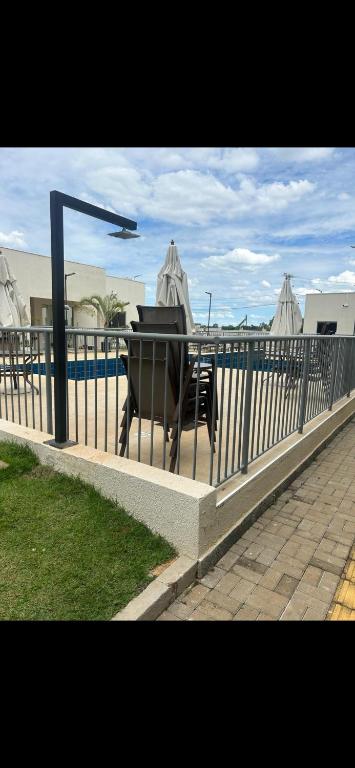 un pianoforte seduto su un marciapiede accanto a una recinzione di Ap piscina Franca florenza a Franca