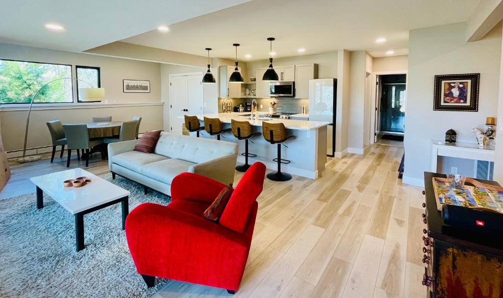 een woonkamer met een rode bank en een keuken bij Cozy Retreat 100% remodeled in Arvada
